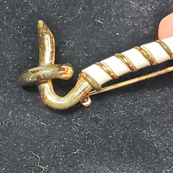 Gold Tone Hook Lock White Twist 2.5" Unsigned Vtg - Picture 7 of 9